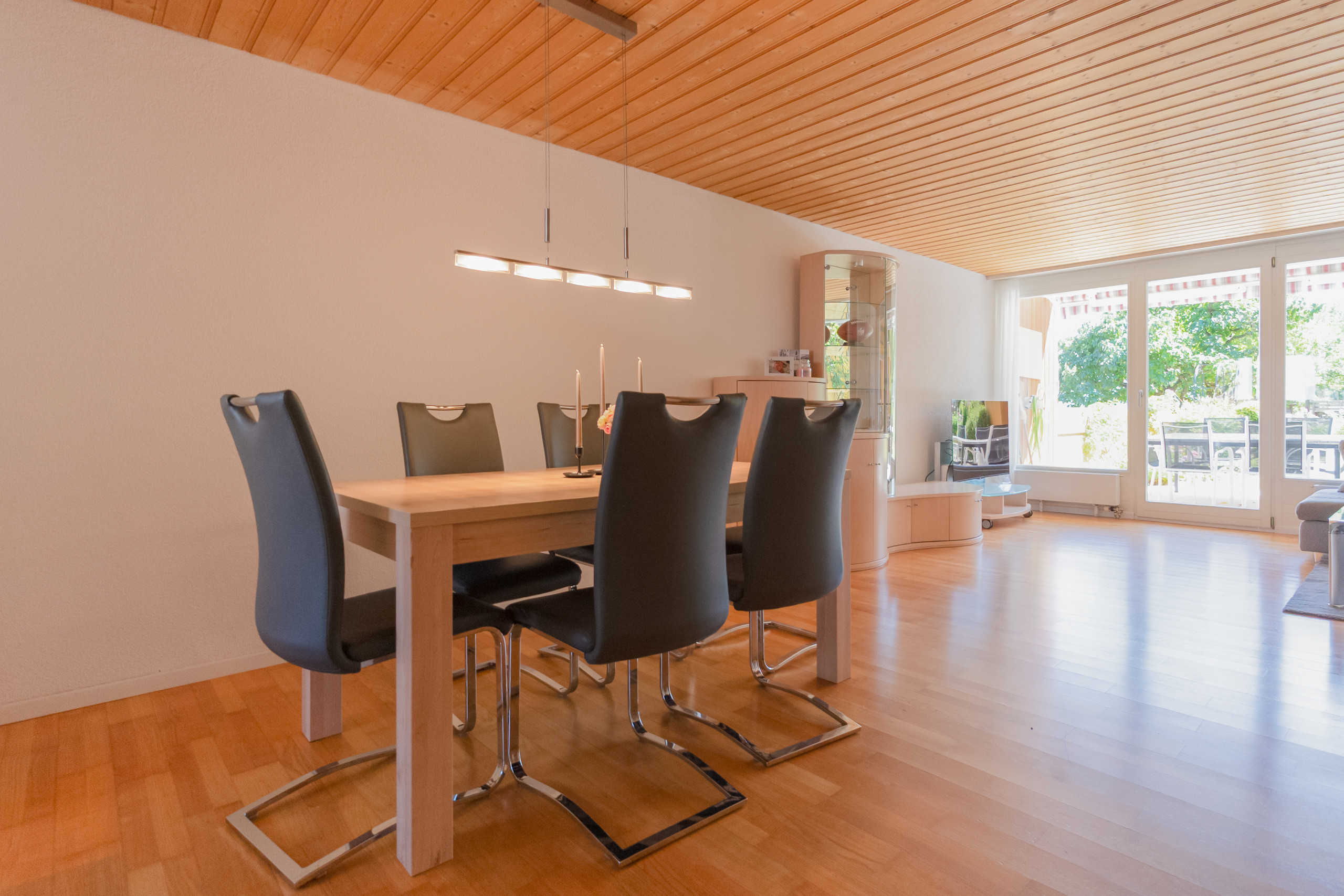 Heller Essbereich mit Holzdecke