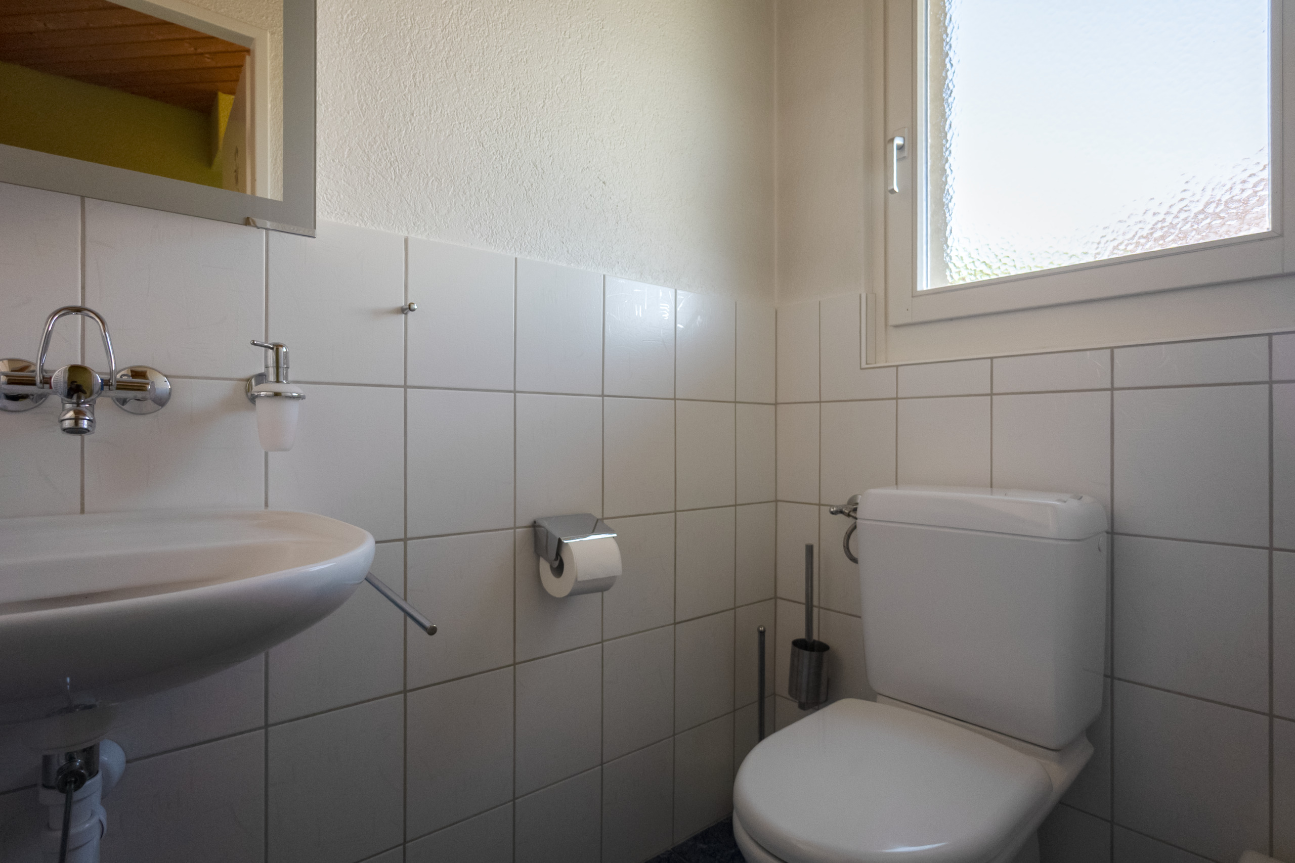 Kleines Gäste-WC mit Fenster