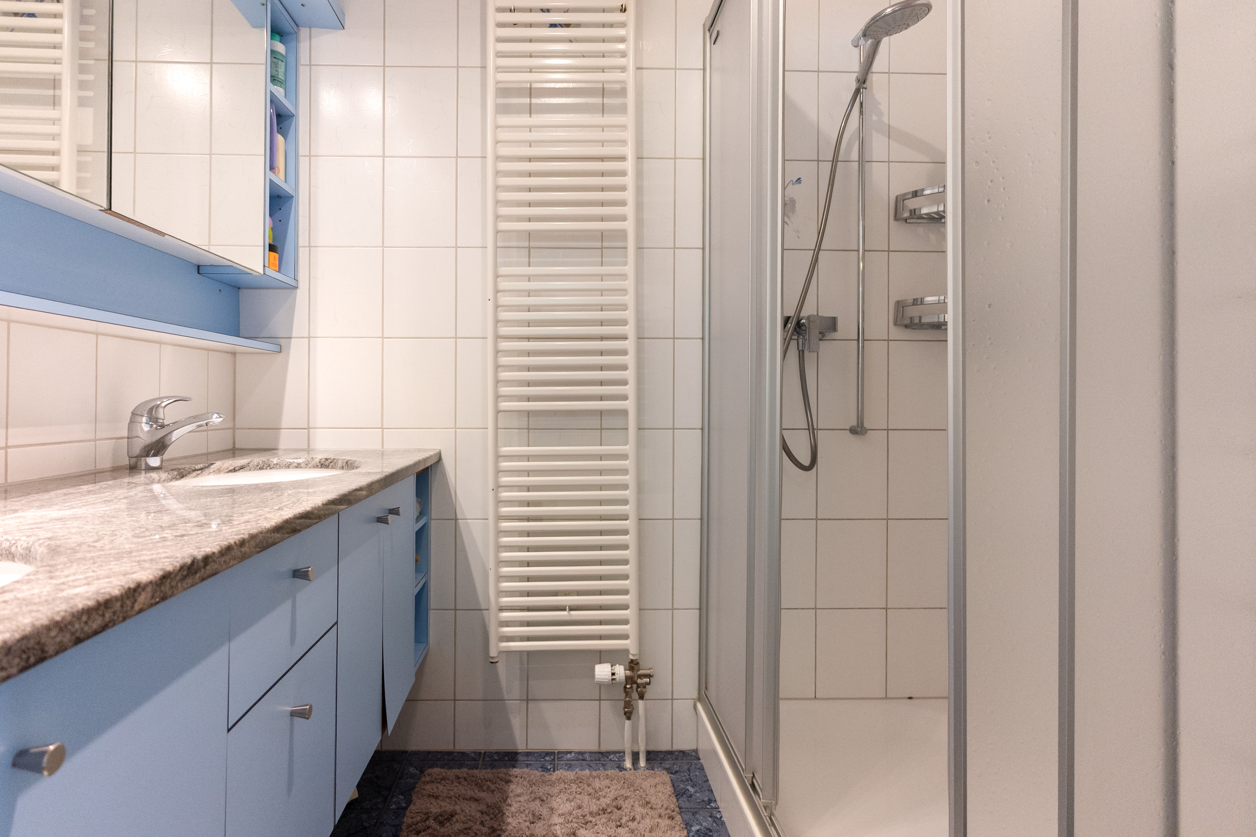 Modernes Badezimmer mit Dusche