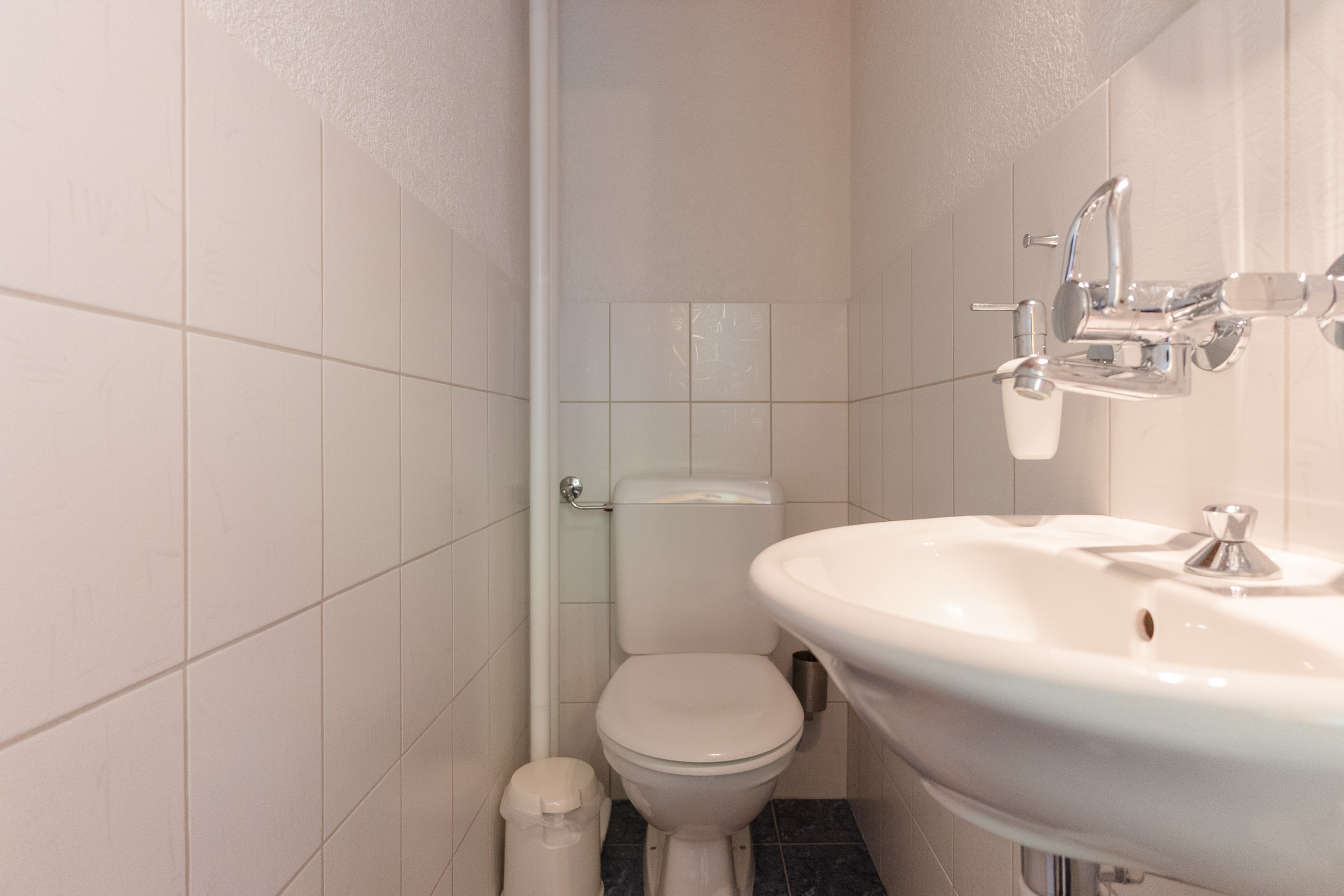 Kleines Gäste-WC mit Waschbecken und WC