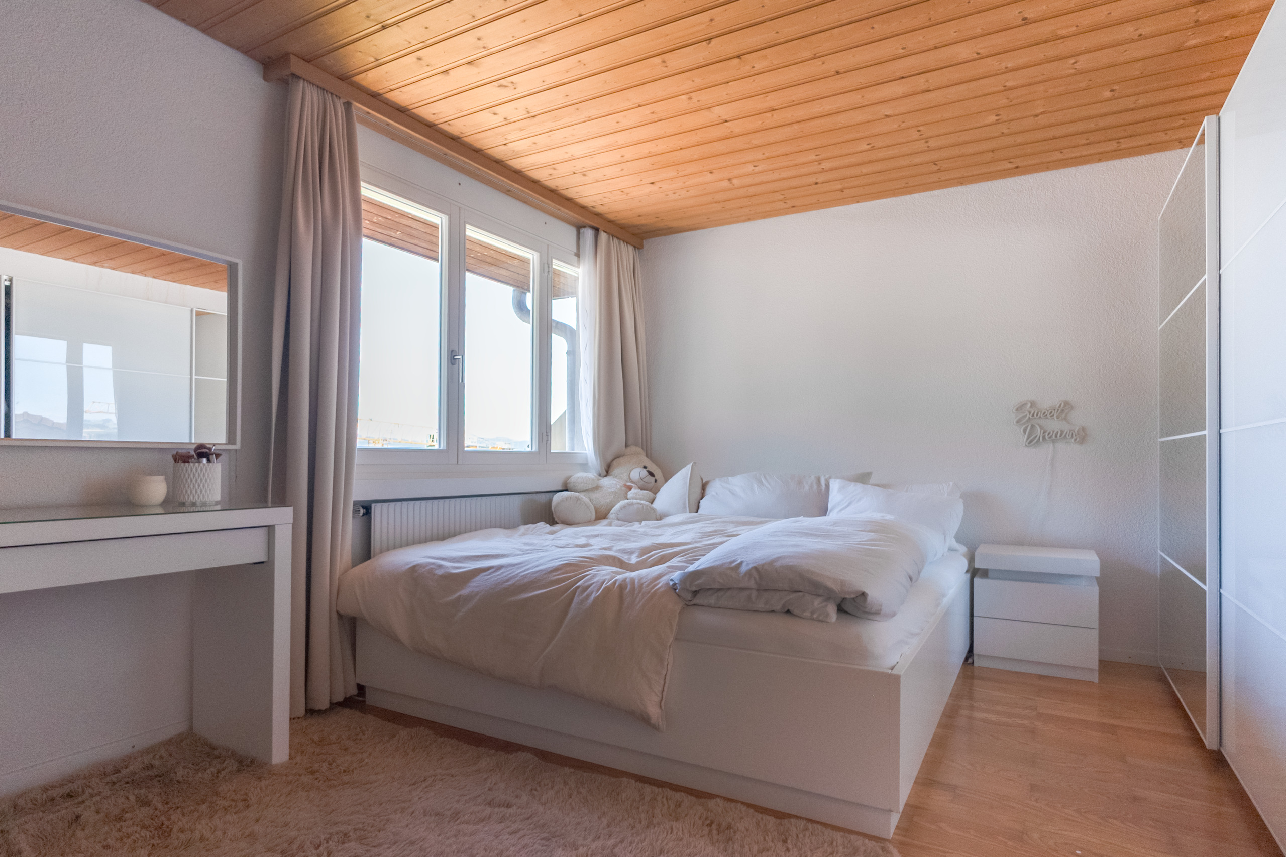 Helles Schlafzimmer mit Holzbalkendecke