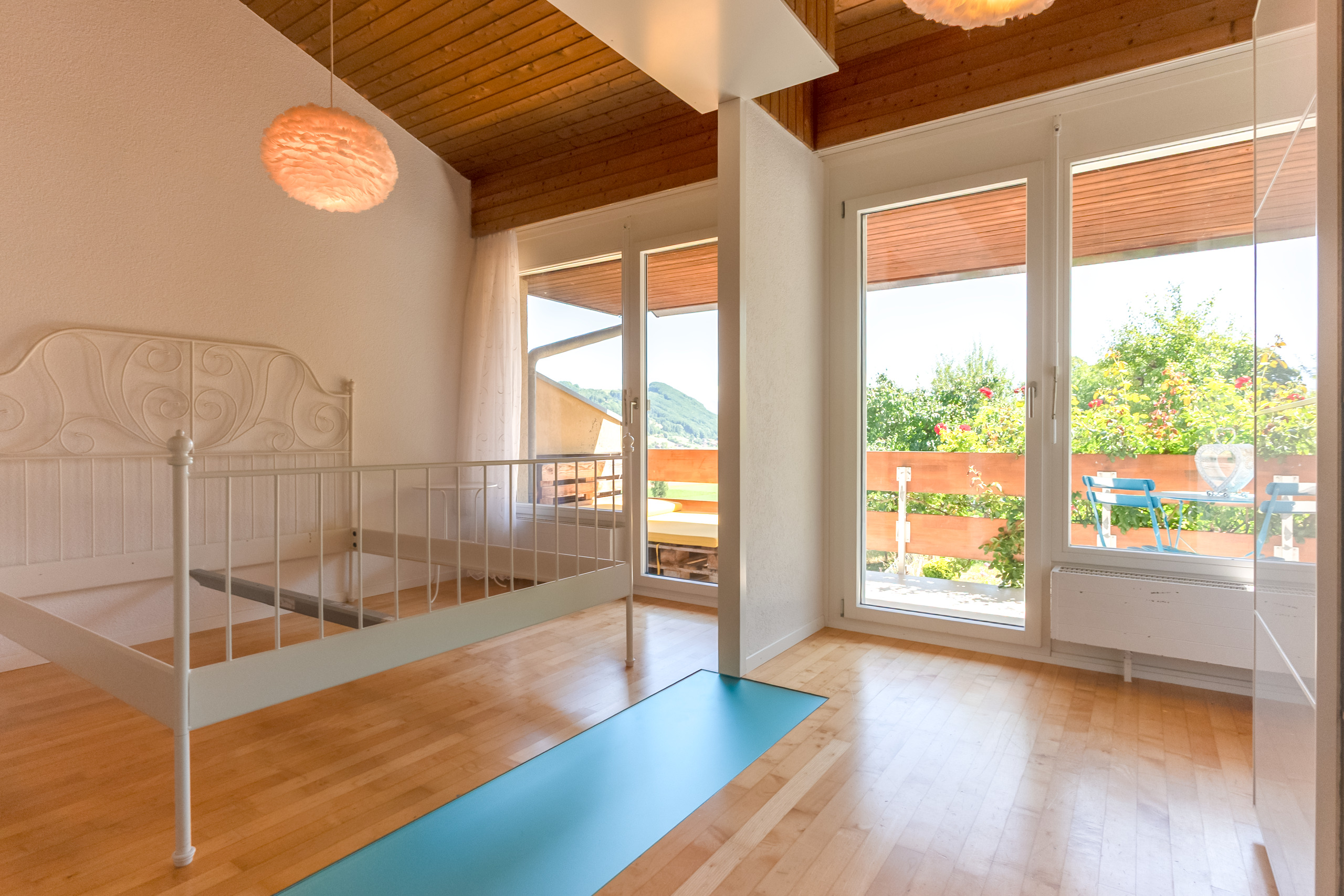 Helles Schlafzimmer mit Balkonzugang