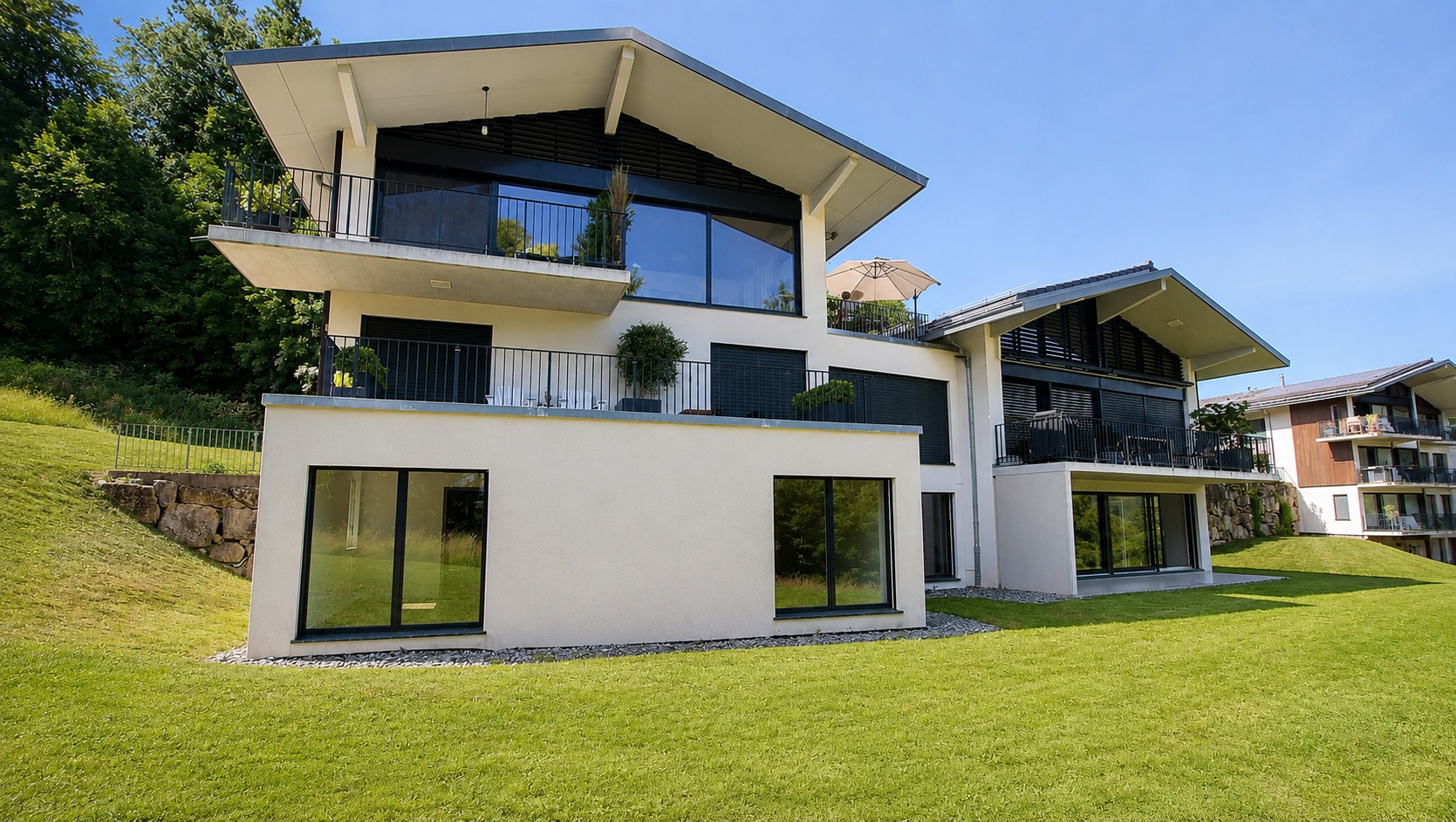 Moderne Wohnanlage mit großen Balkonen