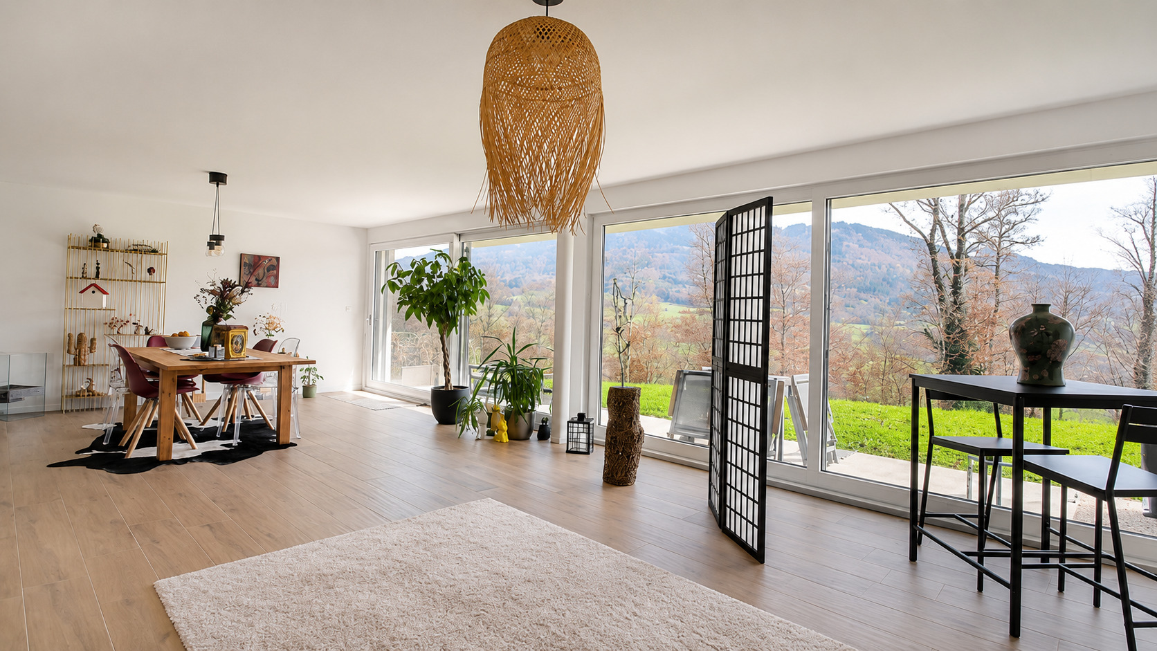 Offener Wohn- und Essbereich mit Panoramablick