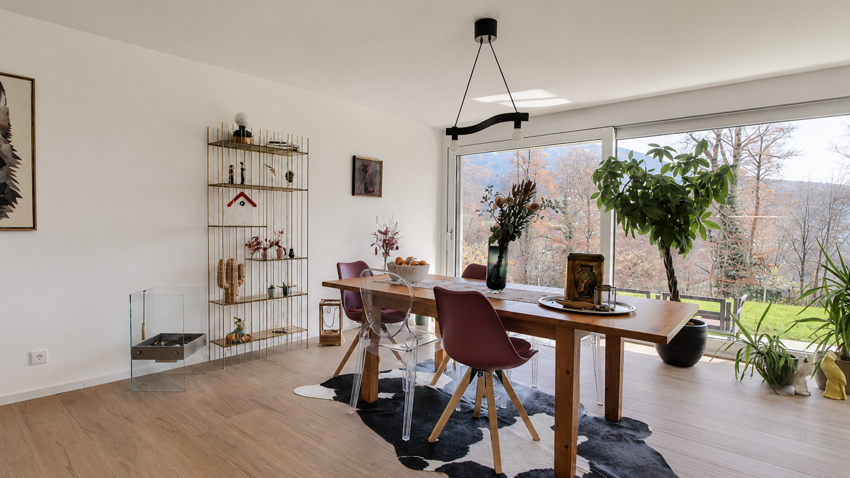 Heller Essbereich mit großem Fensterblick