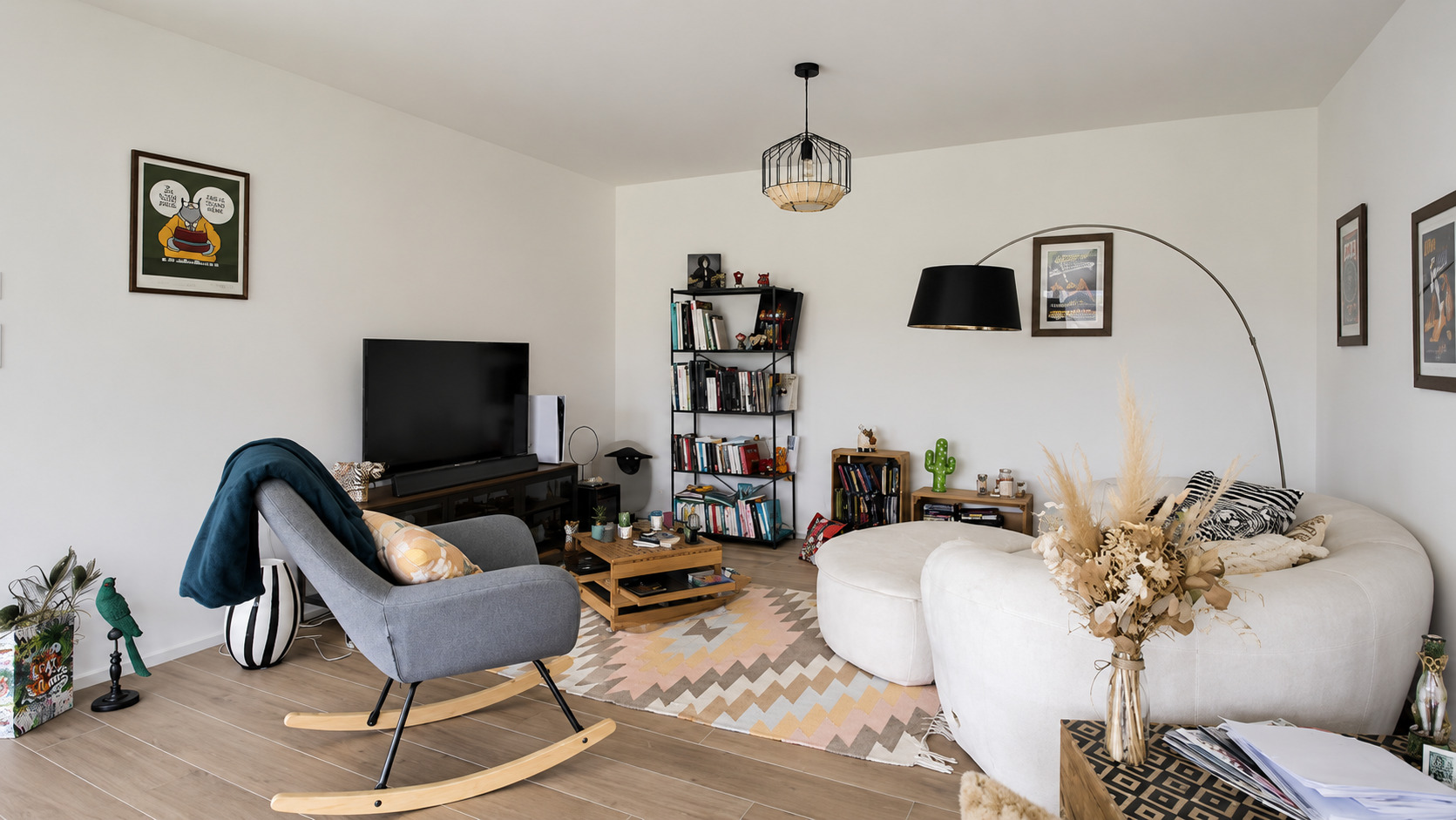 Modernes, gemütlich eingerichtetes Wohnzimmer