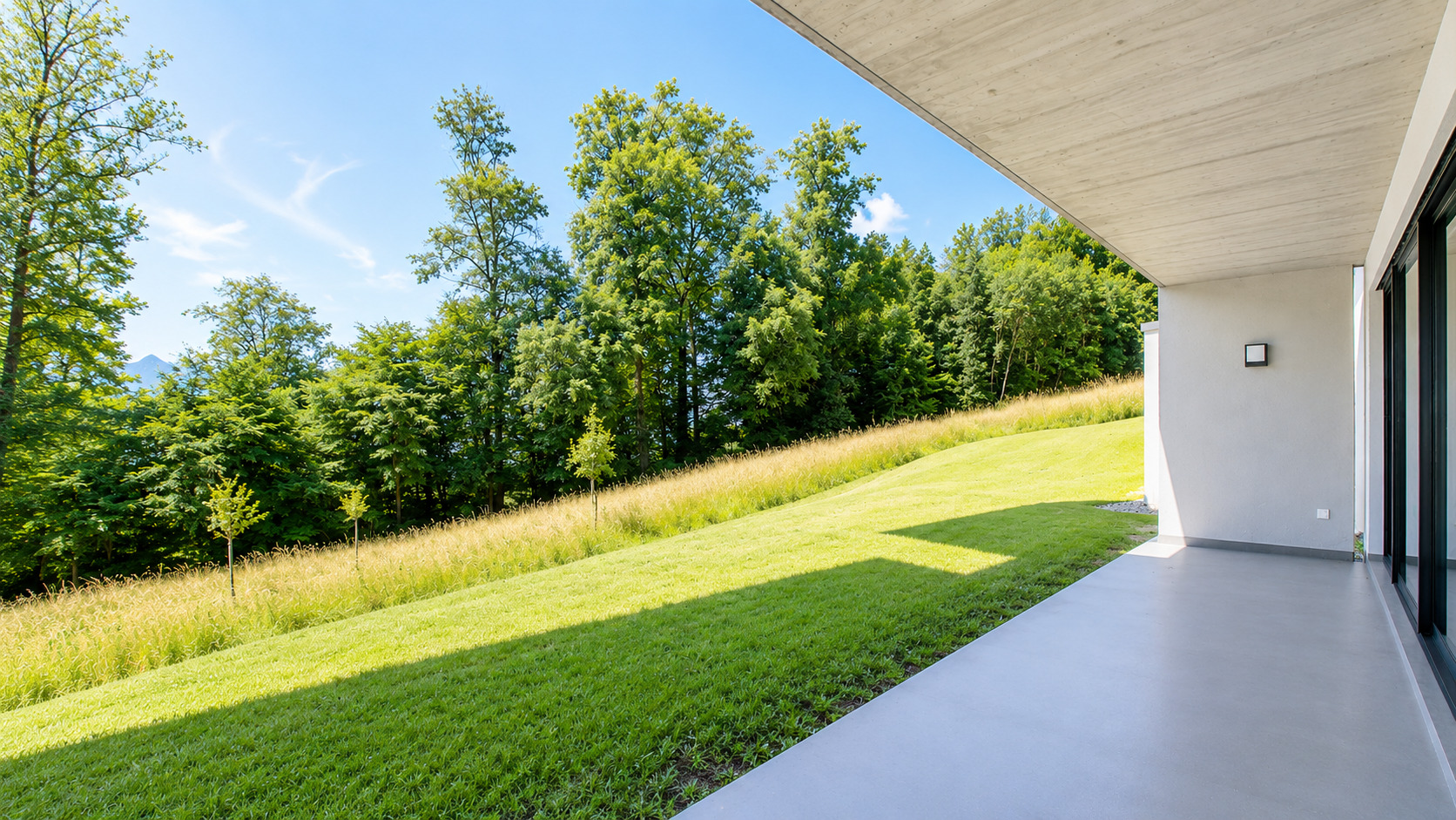 Überdachte Terrasse mit Gartenblick