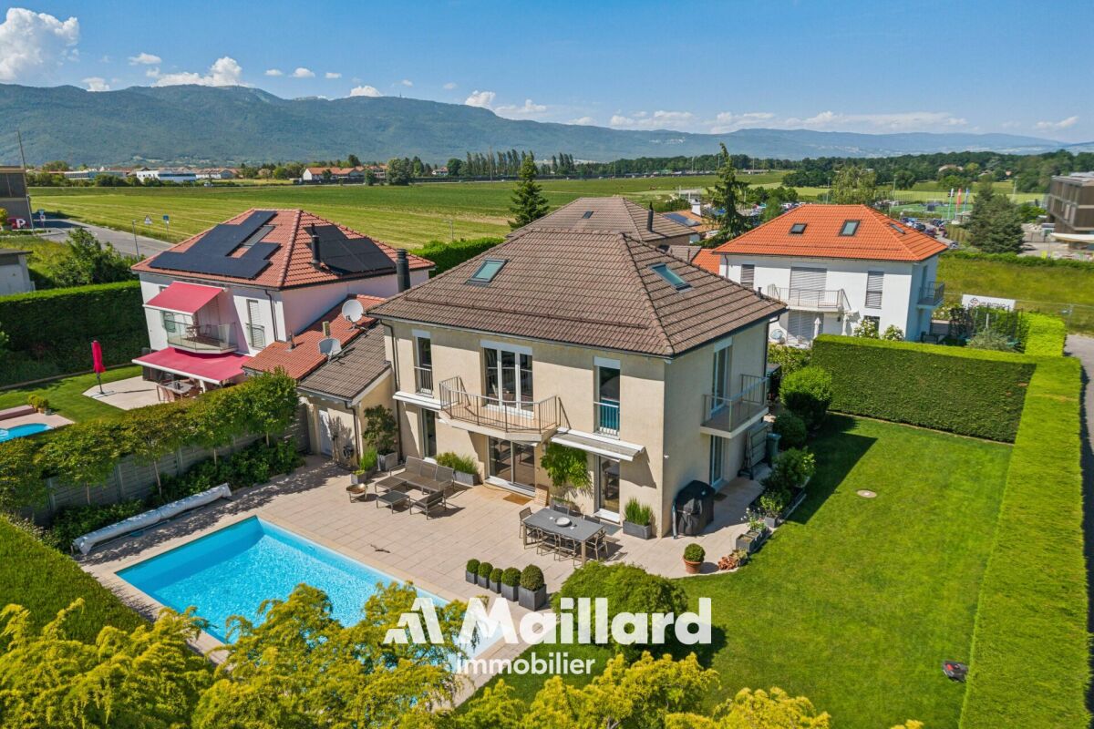 Luftaufnahme eines Einfamilienhauses mit Pool und Garten