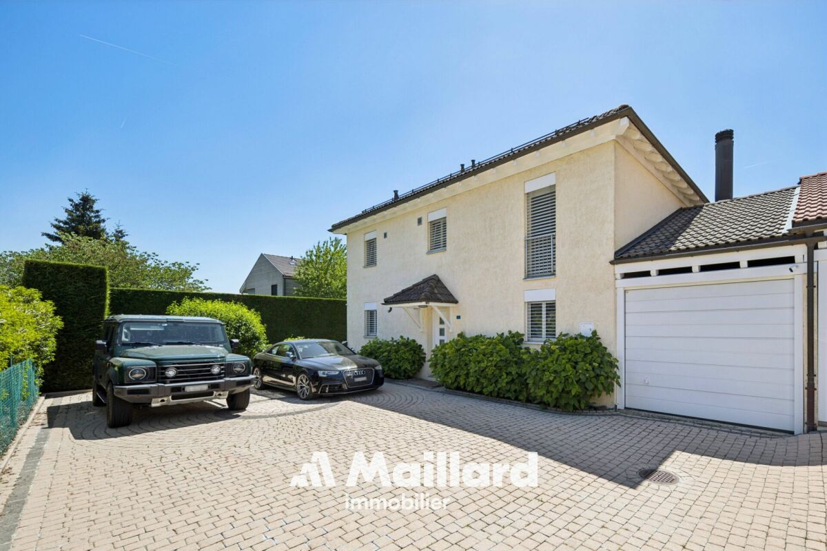 Einfamilienhaus mit Zufahrt und Garage