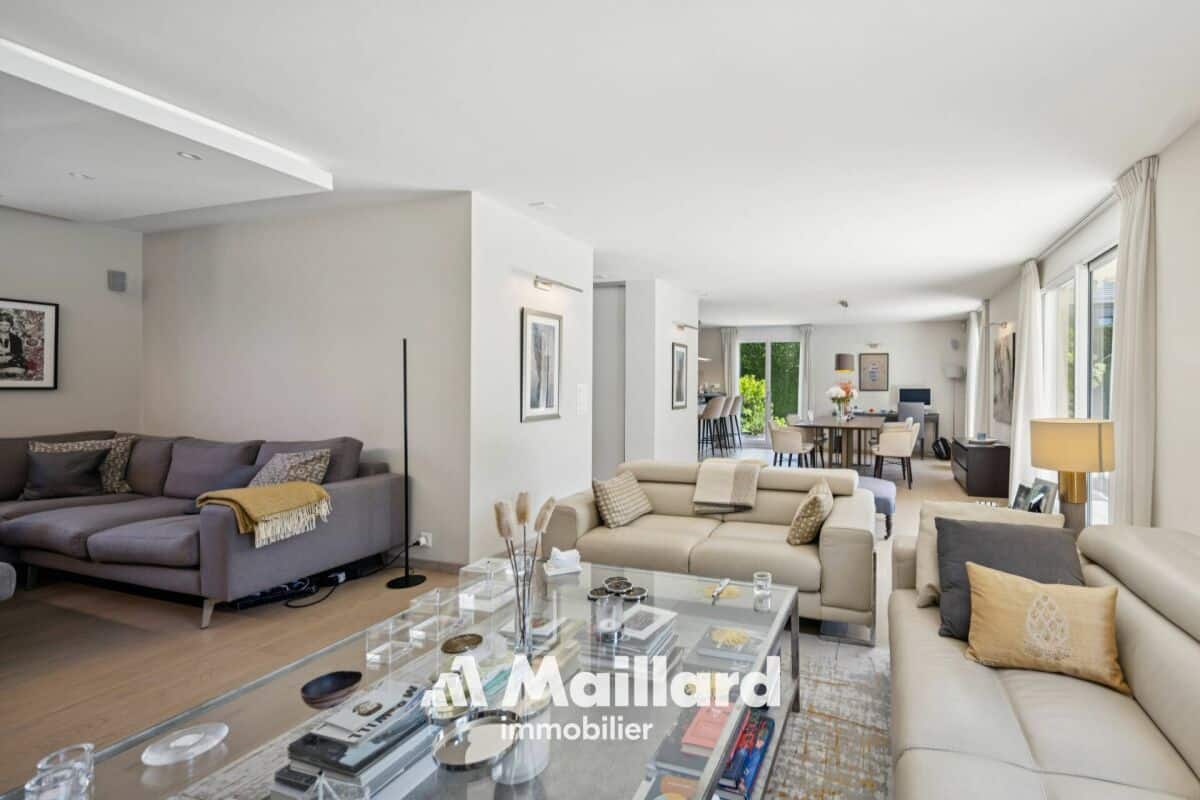 Helles, modernes Wohn-Esszimmer mit offener Raumwirkung