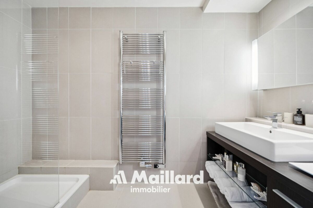 Modernes Badezimmer mit Dusche und Waschtisch