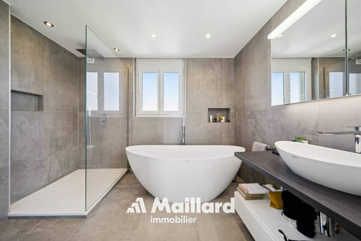 Modernes Badezimmer mit freistehender Wanne und Walk-in-Dusche