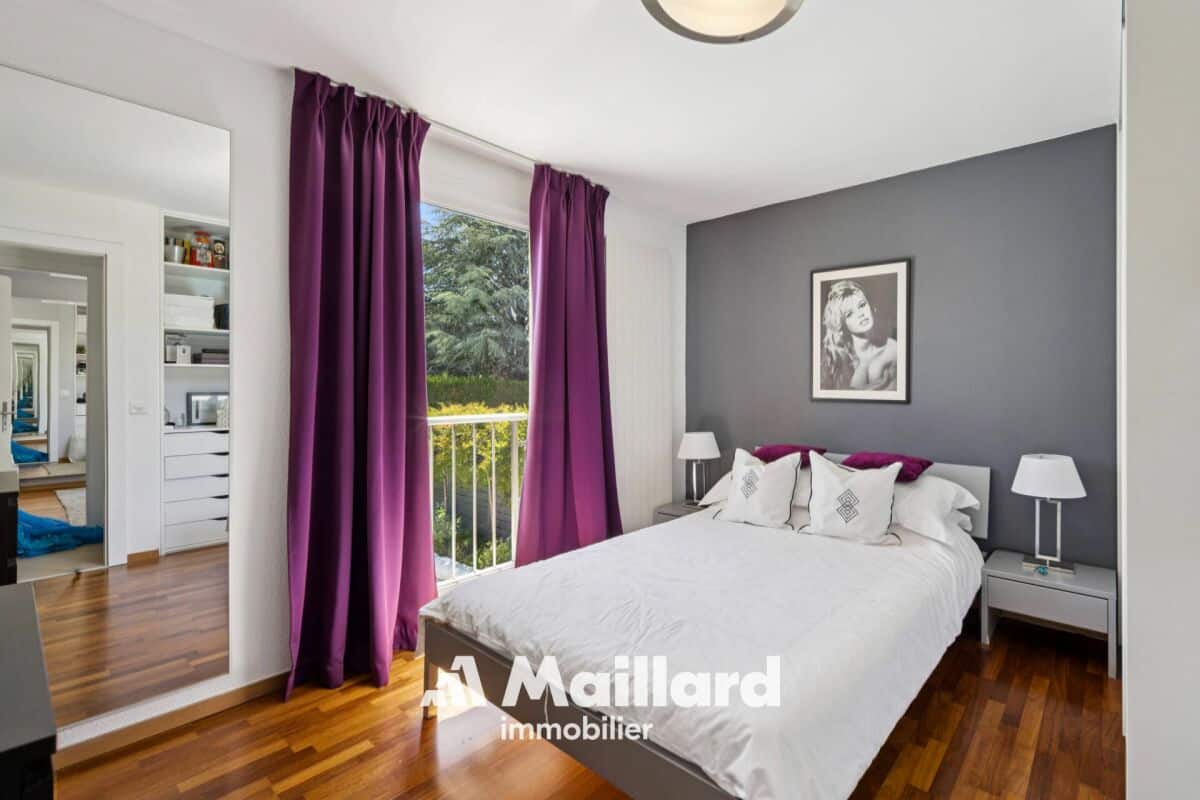 Schlafzimmer mit Balkonblick und violetten Vorhängen