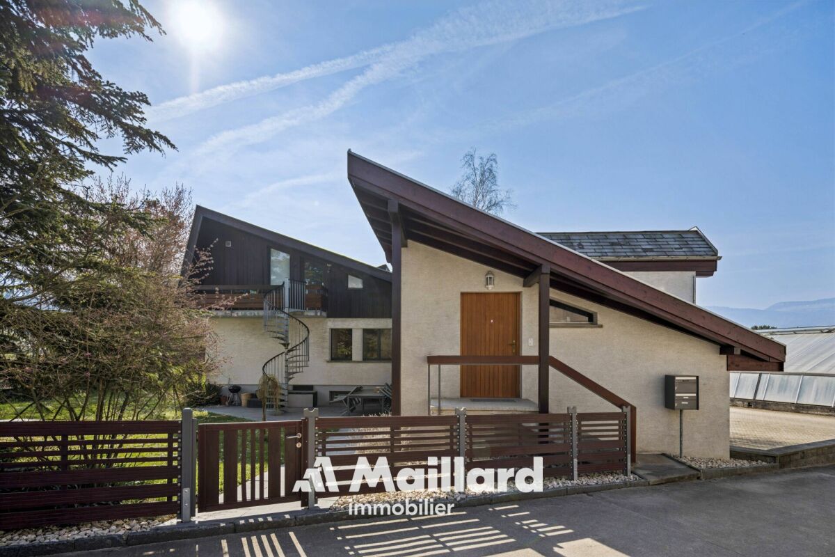 Modernes Haus mit Satteldach und Hofeinfahrt