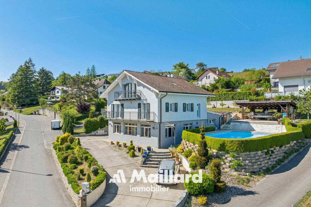 Villa mit Poolanlage und Straßenansicht