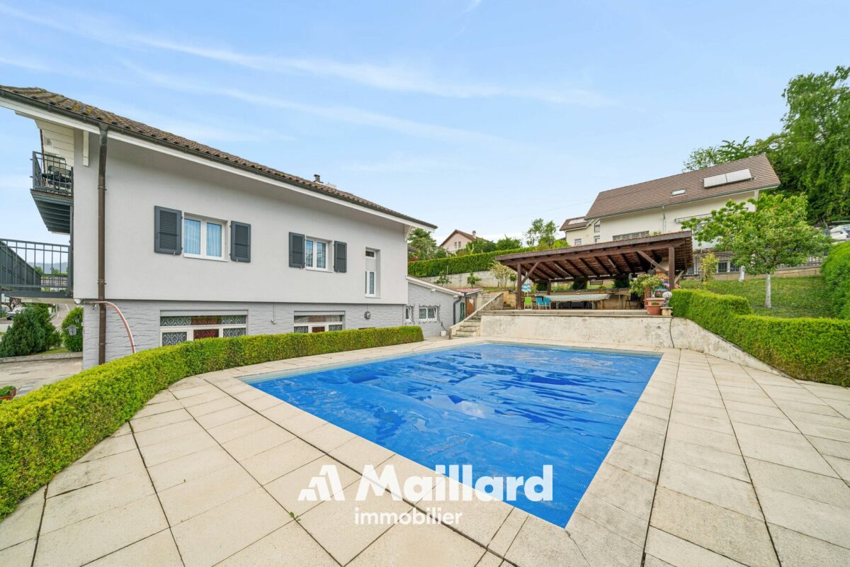 Außenansicht mit Pool und Terrasse