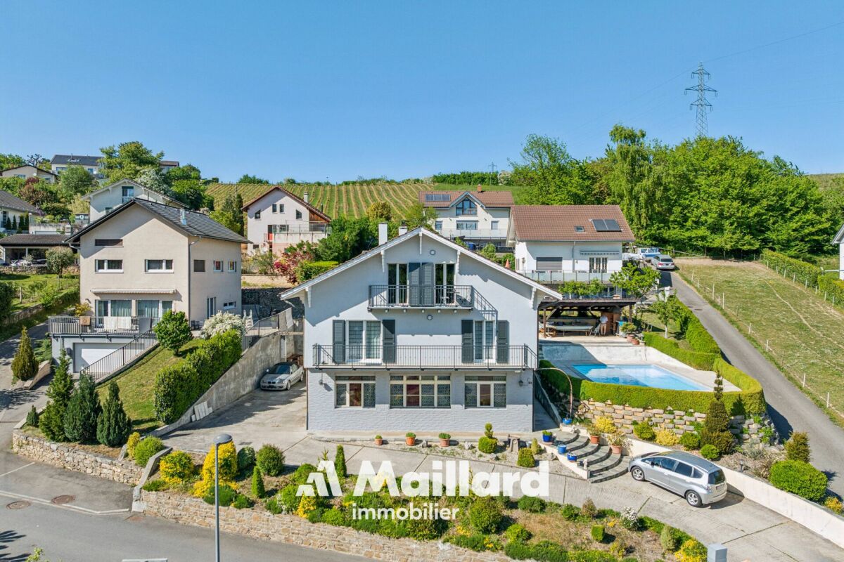 Luftaufnahme eines Wohnhauses mit Pool und Garten