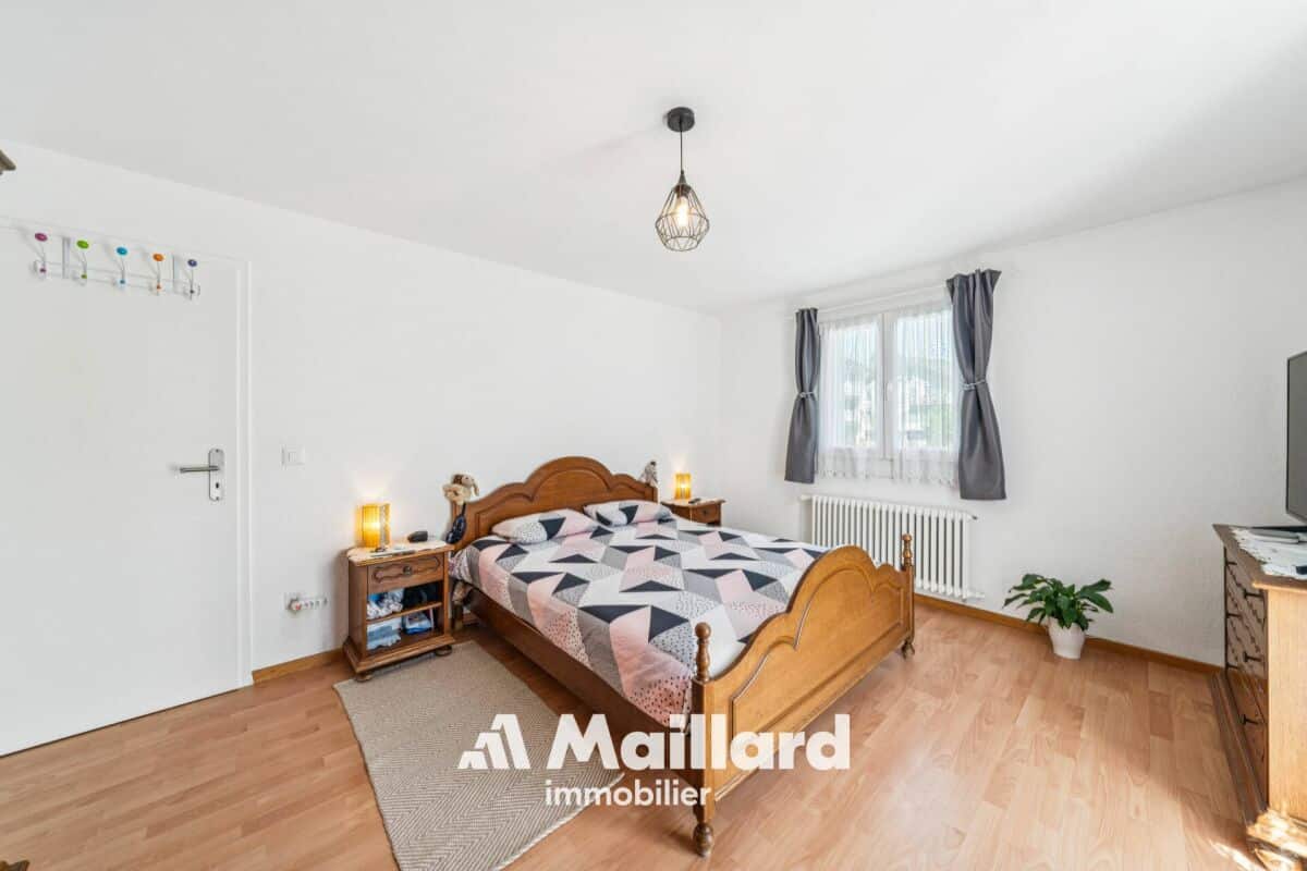 Helles Schlafzimmer mit Holzbett