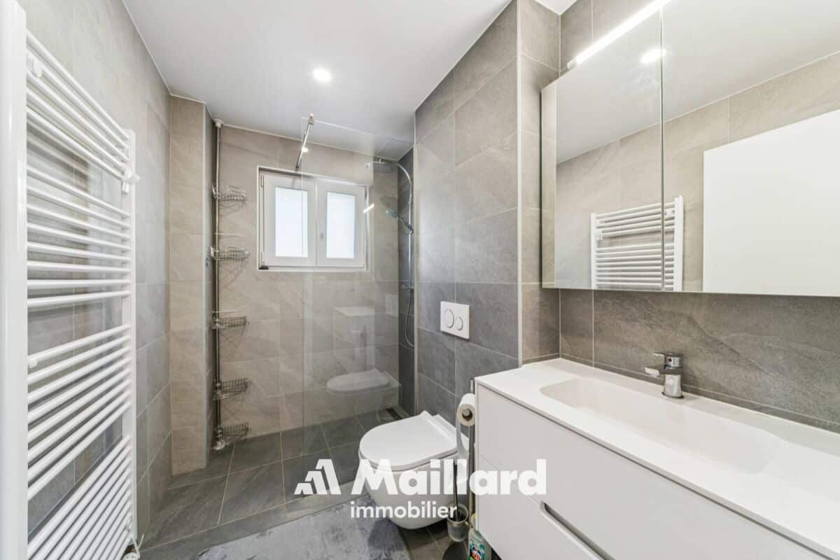 Modernes Badezimmer mit Dusche und Waschtisch