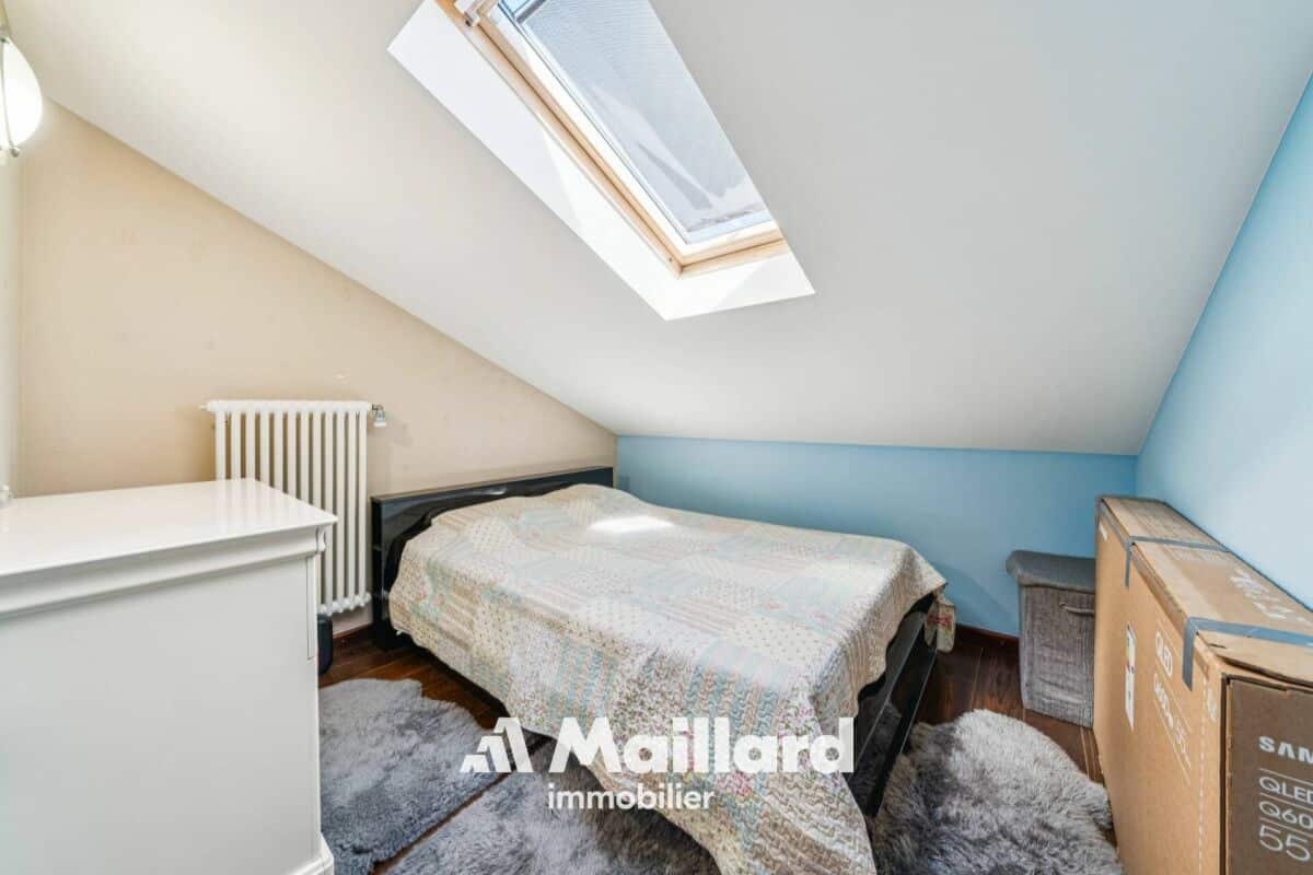 Dachgeschoss-Schlafzimmer mit Dachfenster