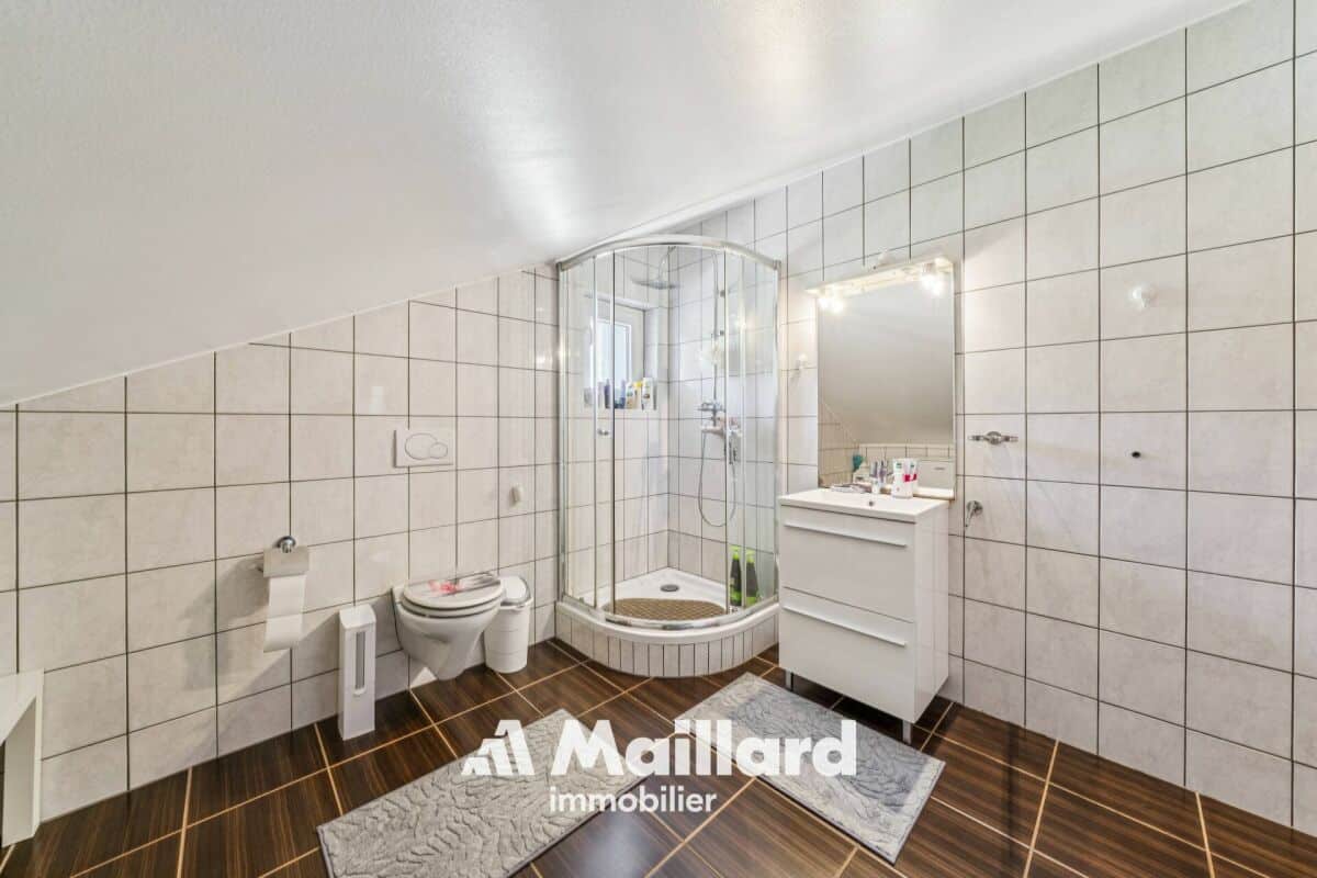 Badezimmer mit Dachschräge und Eckdusche