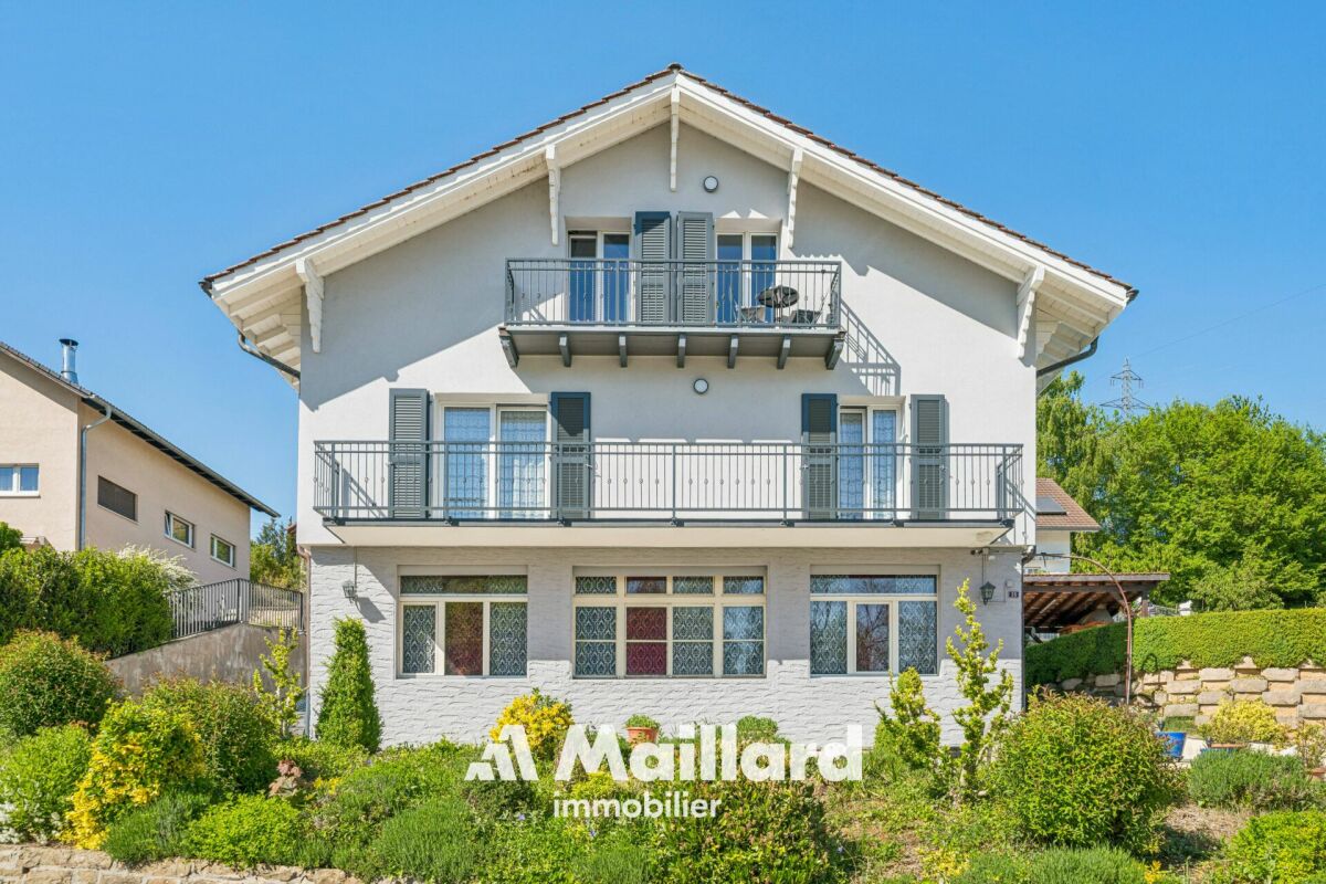 Mehrfamilienhaus mit Balkonen und Garten