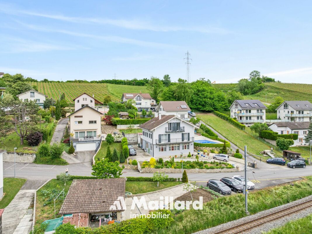 Ländliche Wohnsiedlung mit Blick auf Häuser und Weinberge