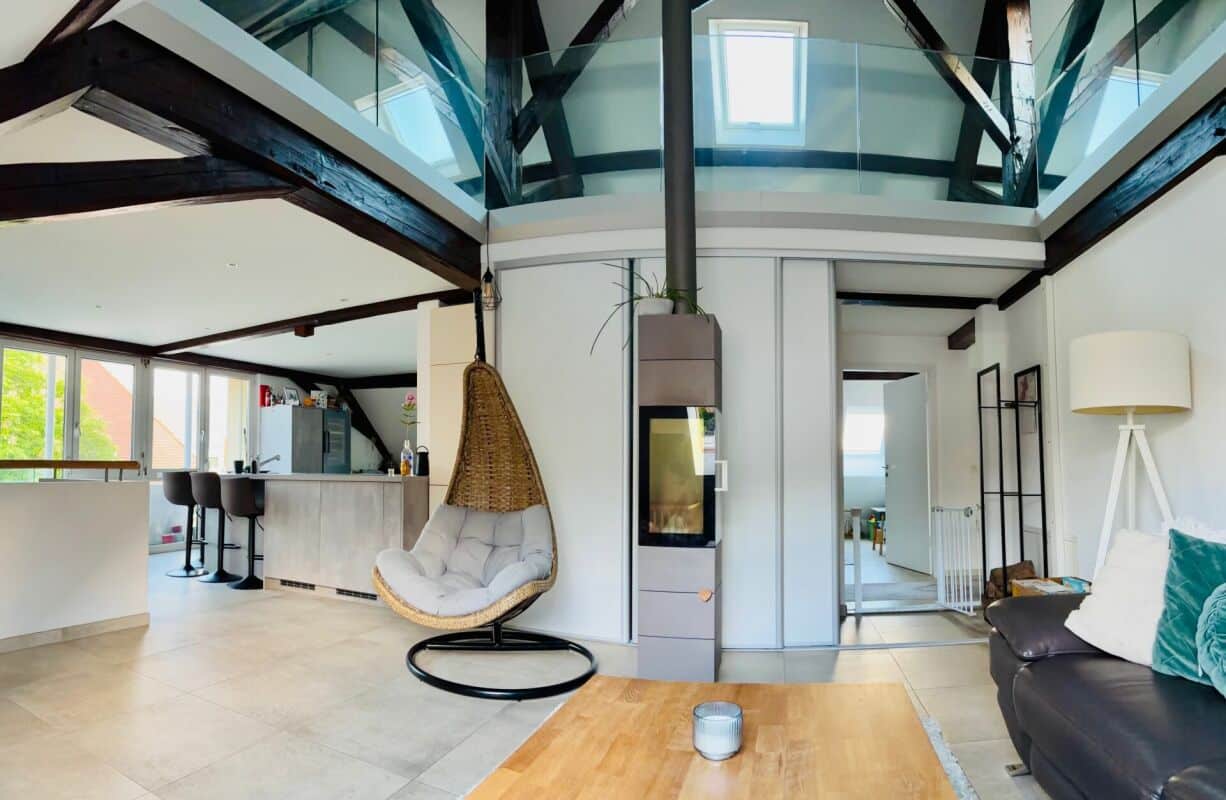 Wohnraum mit offener Galerie und Kamin