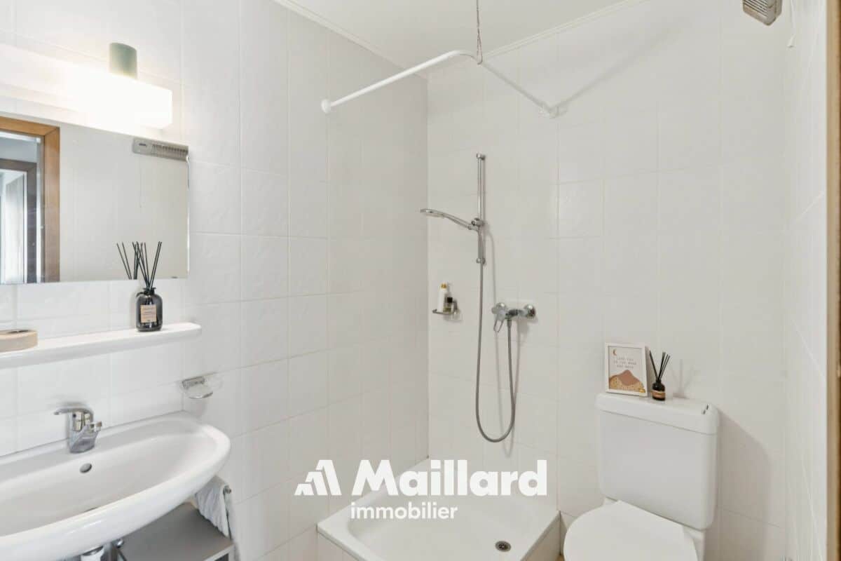 Modernes Badezimmer mit Dusche und WC