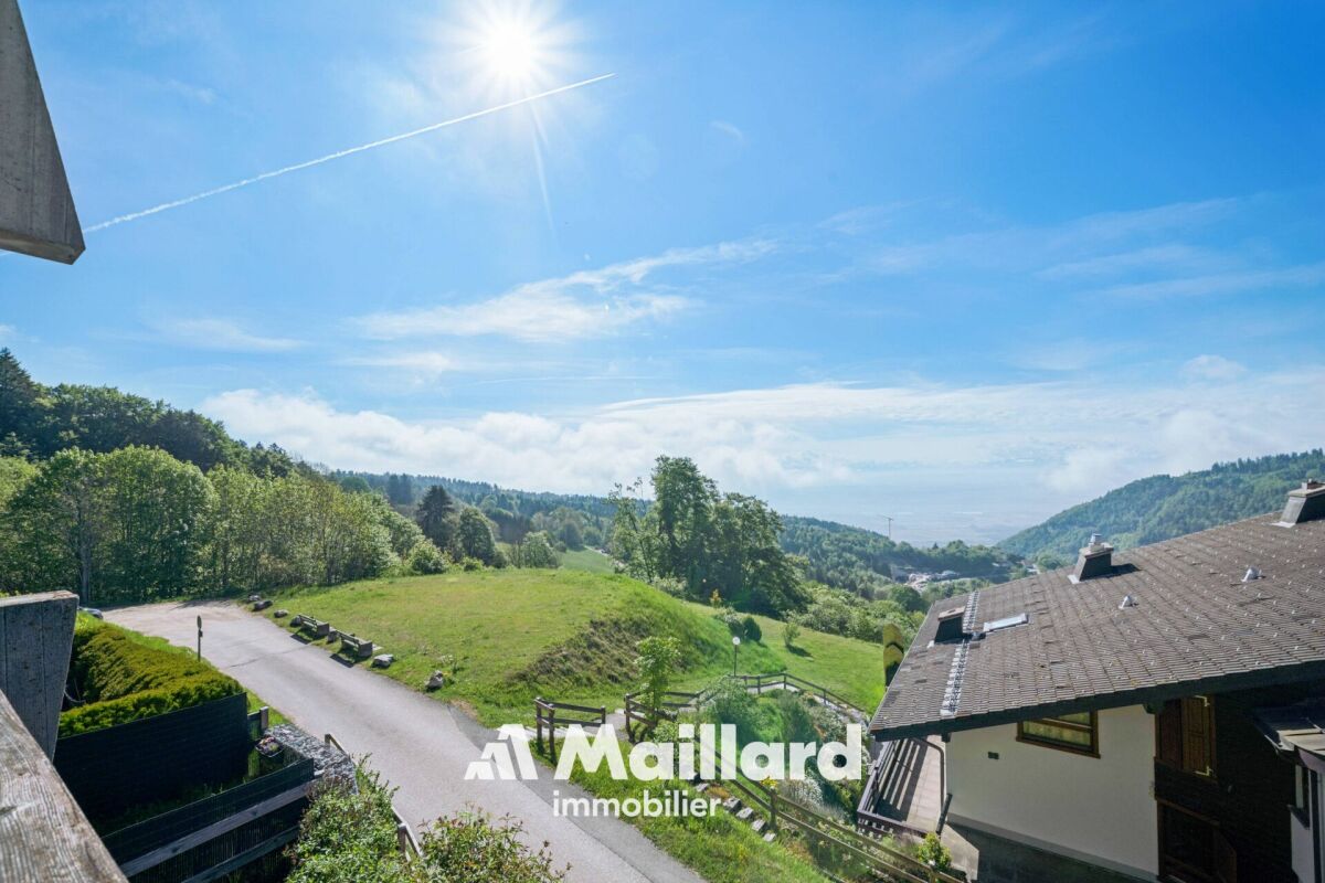 Landschafts- und Hausansicht mit Bergblick