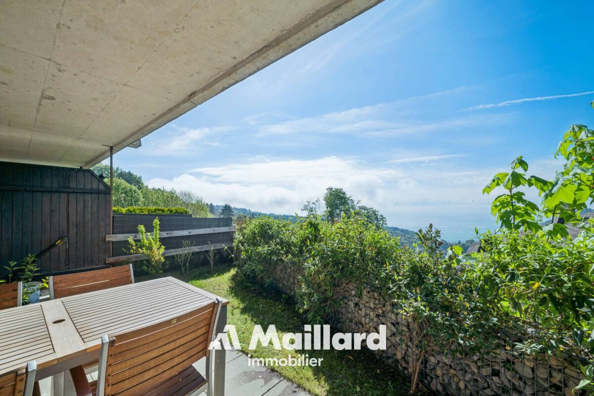Überdachte Terrasse mit Garten- und Fernblick