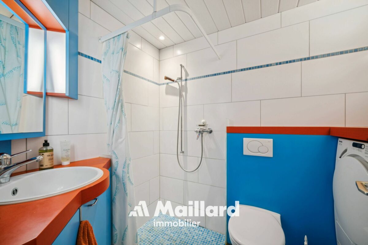 Buntes Badezimmer mit Dusche und Waschbereich