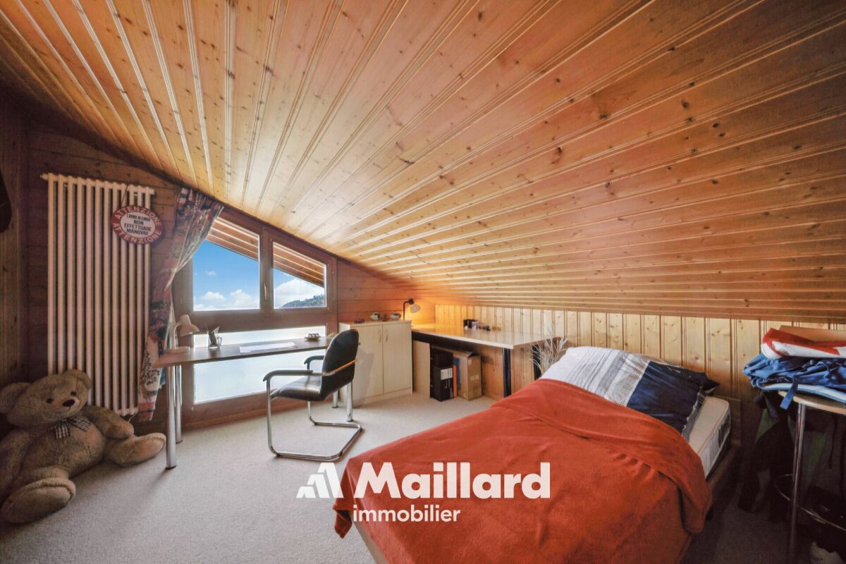 Dachgeschoss-Schlafzimmer mit Holzverkleidung