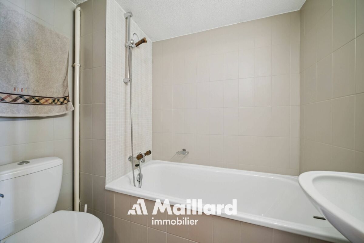 Badezimmer mit Badewanne und WC