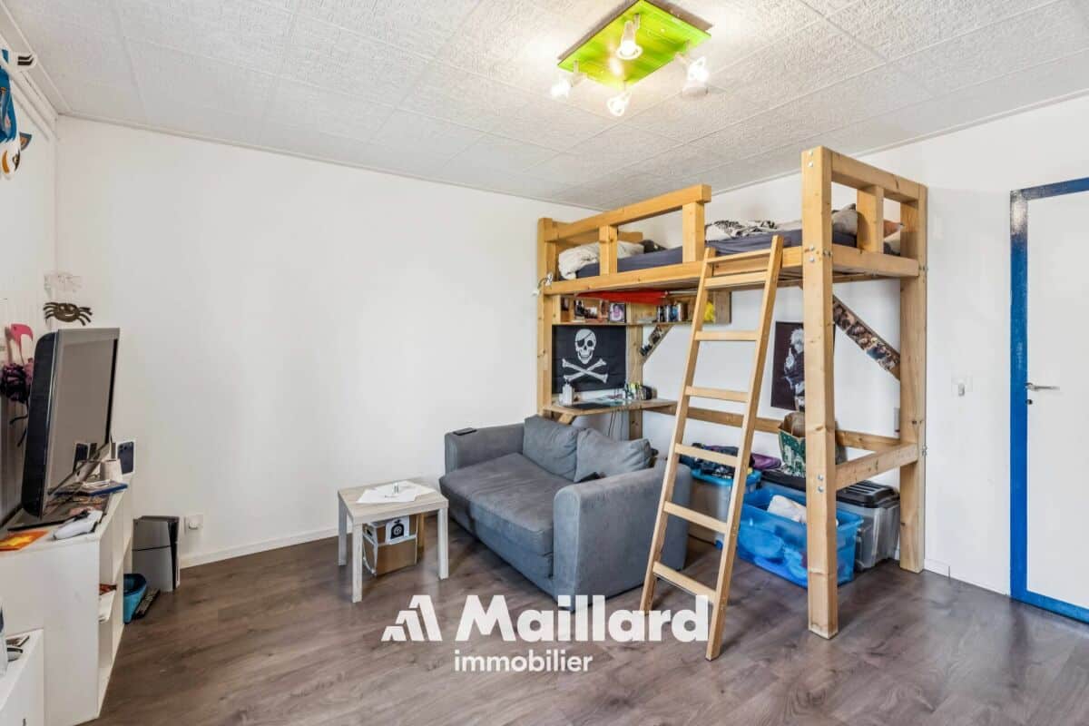 Jugendzimmer mit Hochbett und Sofa