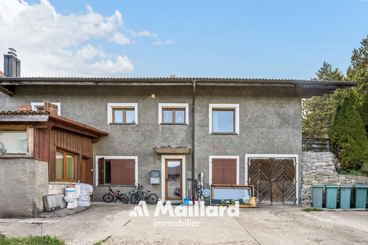 Äußere Ansicht eines zweigeschossigen Hauses mit Hof