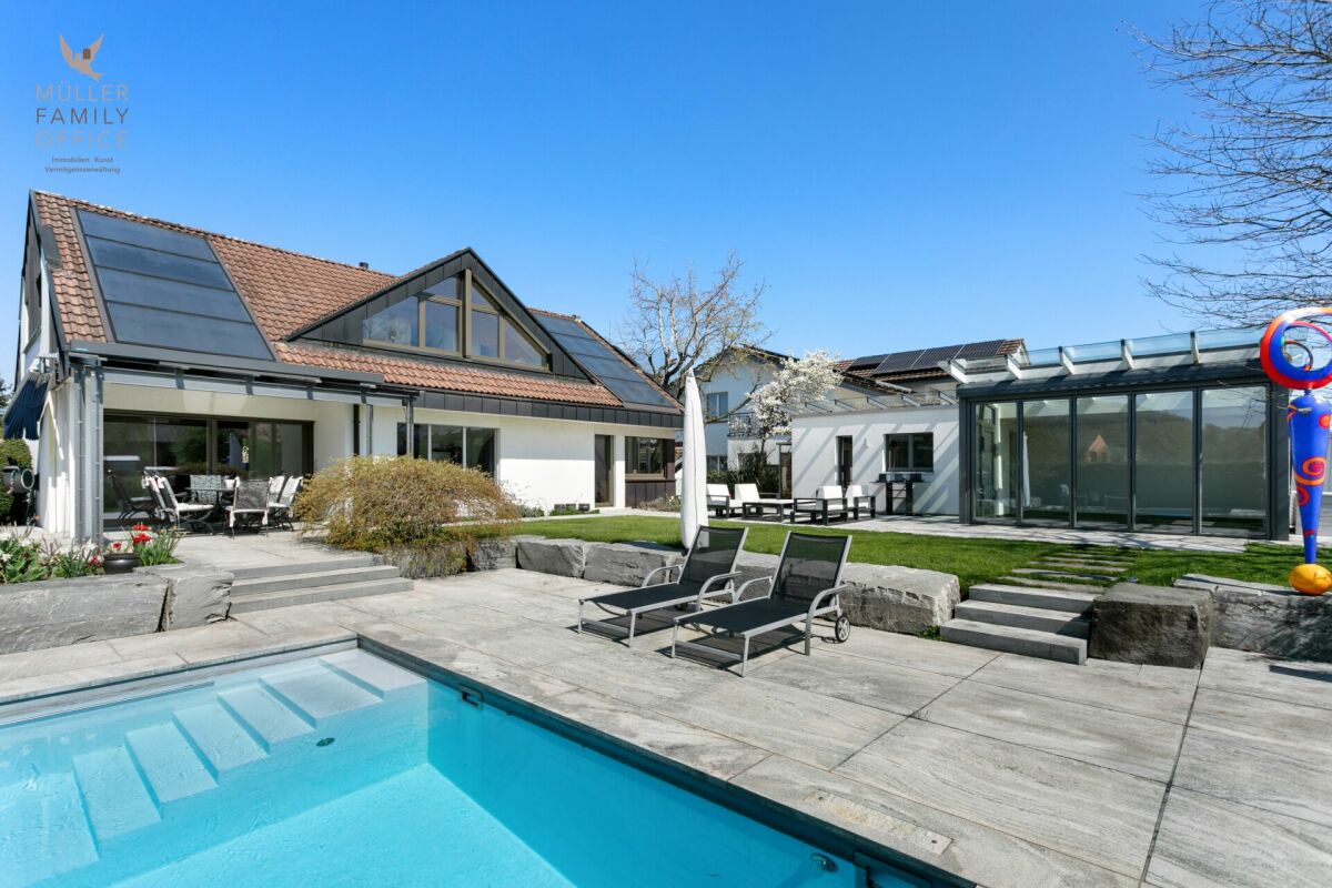Moderner Außenbereich mit Pool und Garten