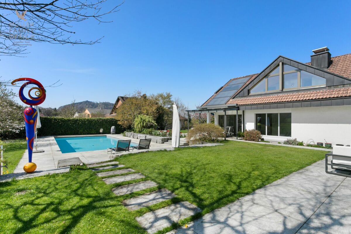 Moderner Garten mit Pool und Einfamilienhaus