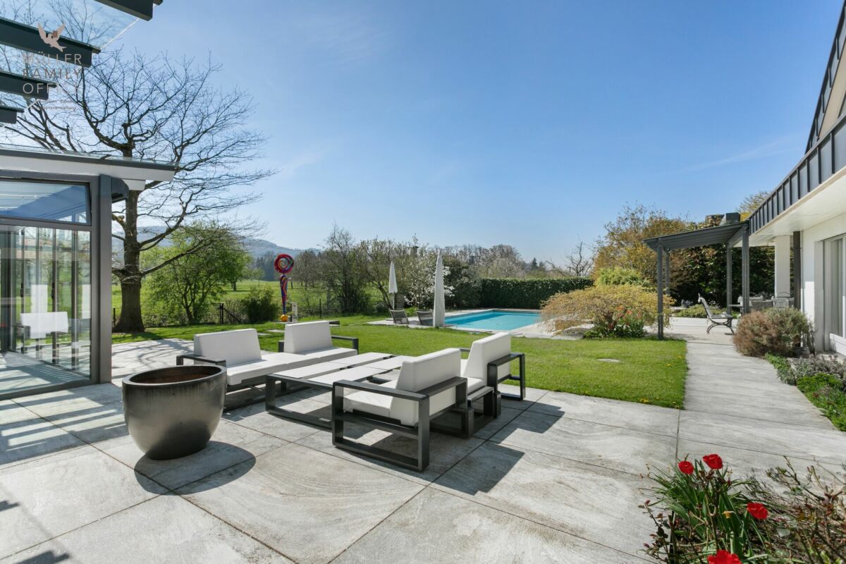 Garten mit Pool und Terrasse