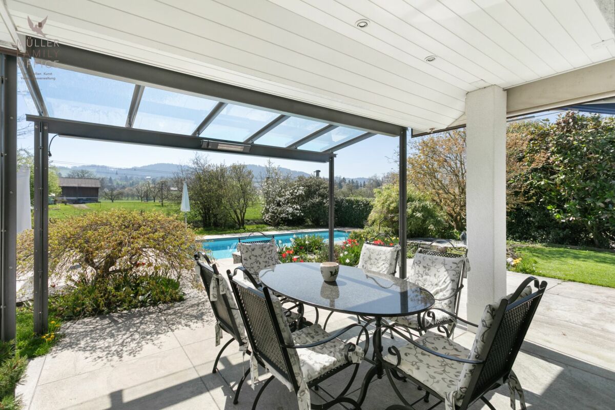 Überdachte Terrasse mit Poolblick