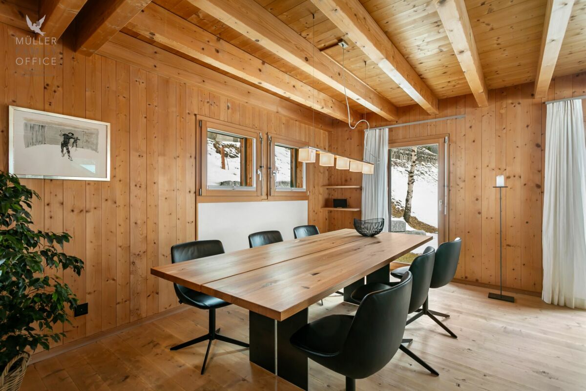 Esszimmer in Holzraum mit Bergblick