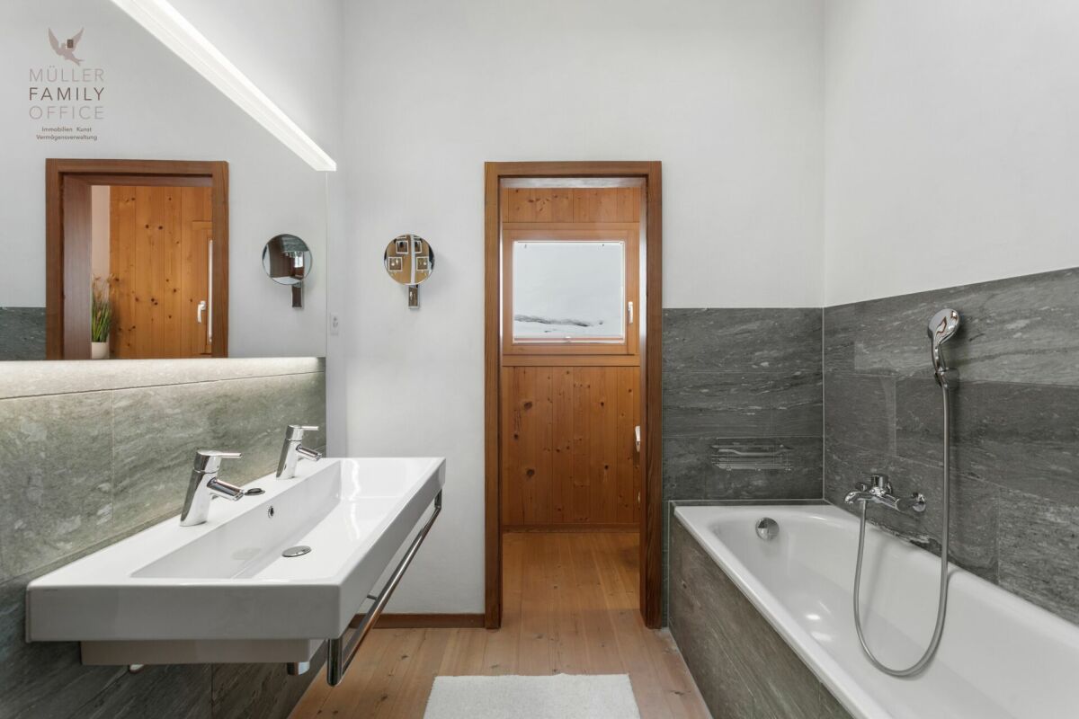 Modernes Badezimmer mit Wanne und Waschtisch