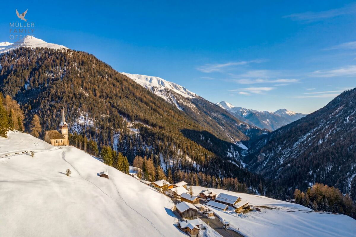 Alpine Winterlandschaft mit Bergdorf