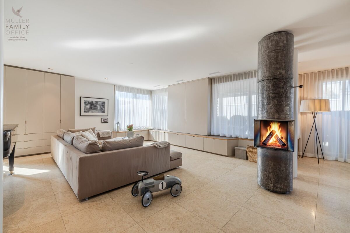 Helles, modernes Wohnzimmer mit Kamin