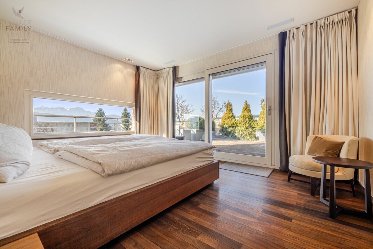 Helles Schlafzimmer mit großer Fensterfront