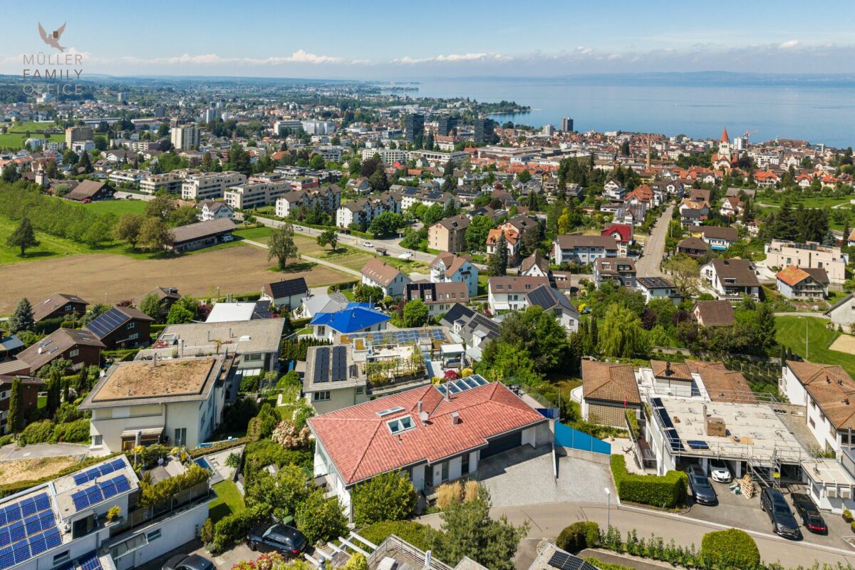 Luftaufnahme eines Wohngebiets am See
