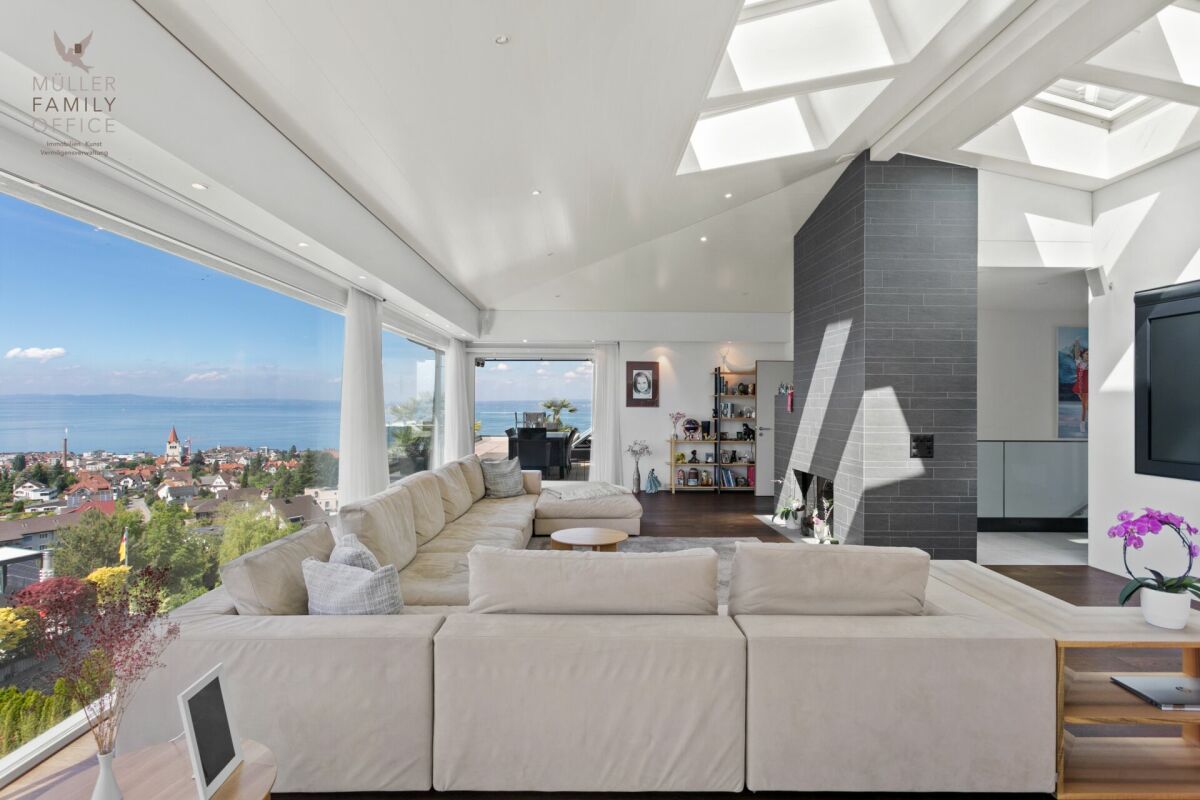 Helles Wohnzimmer mit Meerblick