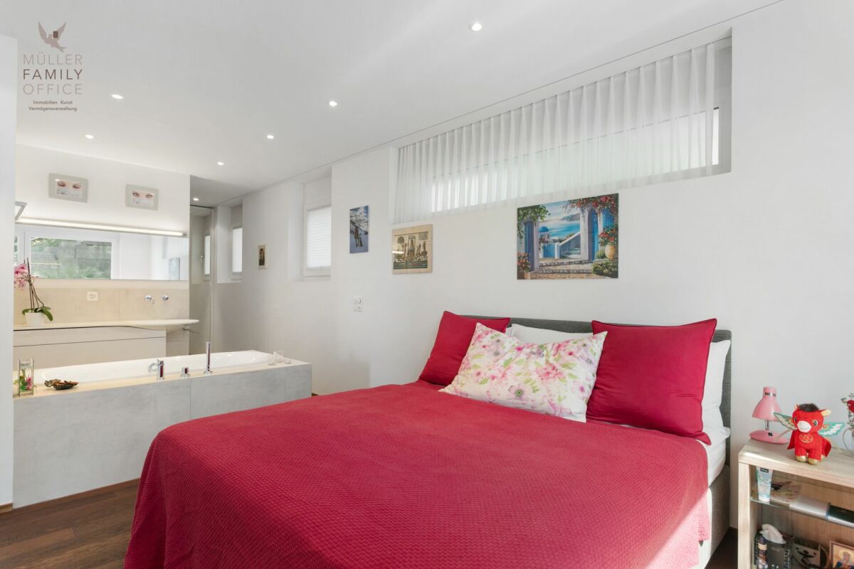 Helles Schlafzimmer mit Badbereich