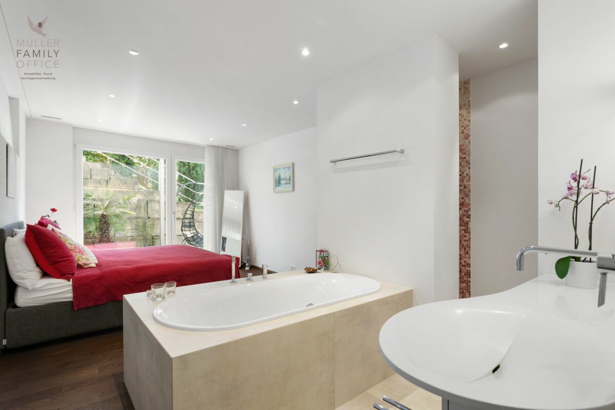 Modernes Schlafzimmer mit Badewanne