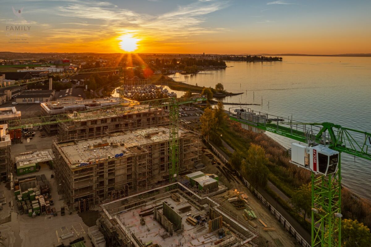 Baustelle am Wasser bei Sonnenuntergang